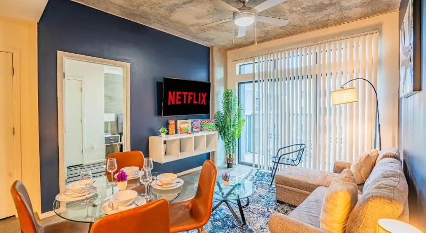 Lovely 1BD - Central Downtown - Gym, Pool, Parking - Image 1