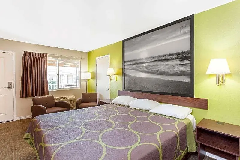 Super 8 by Wyndham Los Angeles/Alhambra - Image 1
