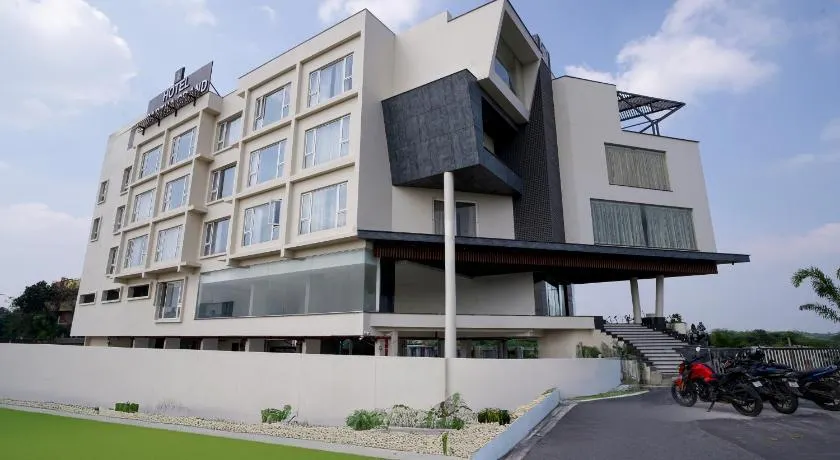 Hotel Sastha Grand - Image 1