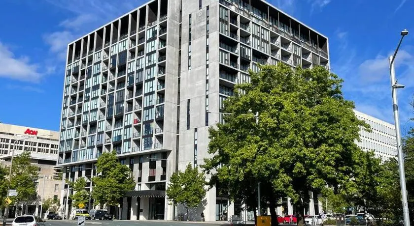 Lovely CBD two bedroom apartment free parking gym and sauna - Image 1
