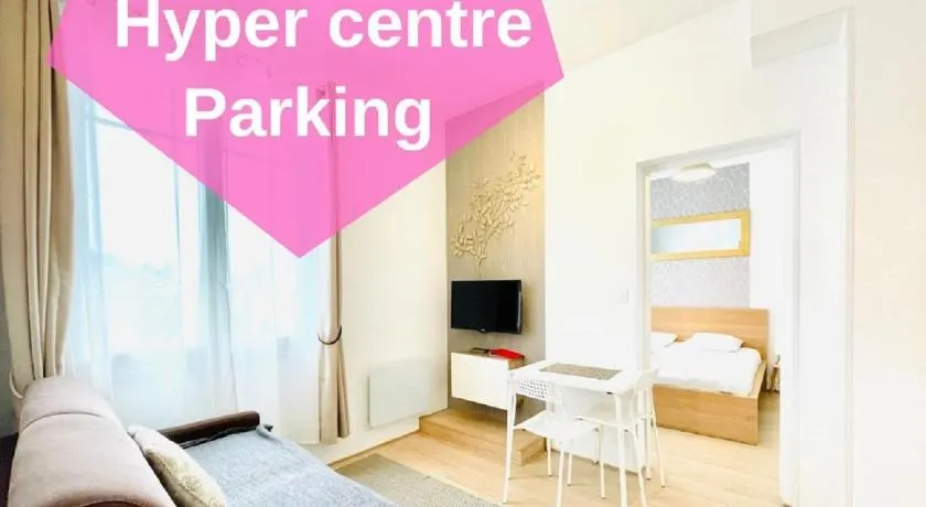 F2 Golden Lounge, Hyper Centre, Parking - Image 1
