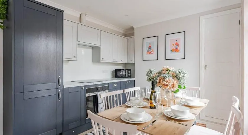 Family & pet Friendly, Stylish & Spacious Beach House - Image 1