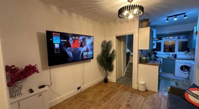 London-2Br-Sleeps6-SkySports-Netflix-DisneyPlus - Image 1