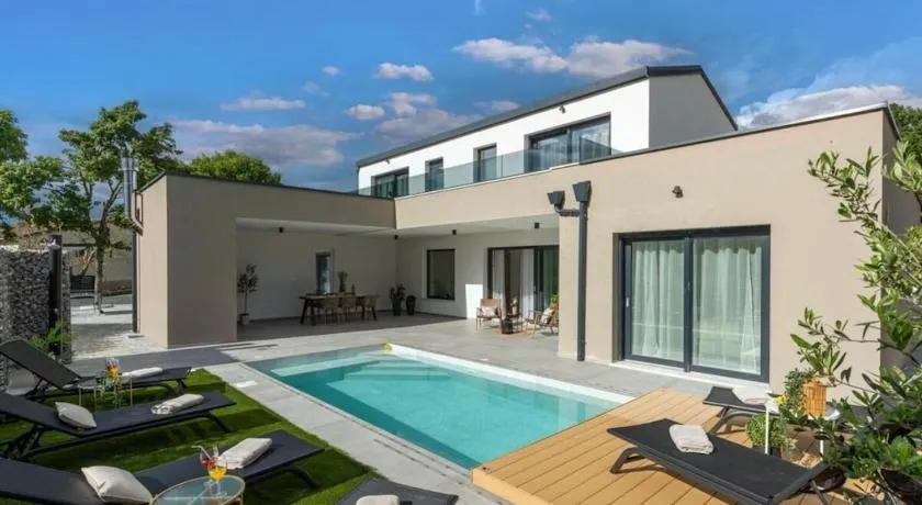 Villa in minj with swimming pool - Image 1