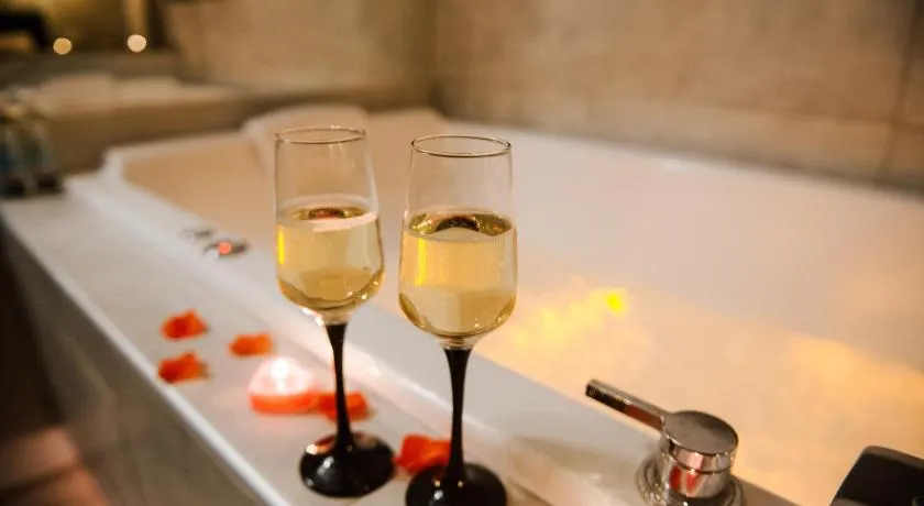 La Suite Romantique avec Jacuzzi au Cœur de Perpignan - Image 1