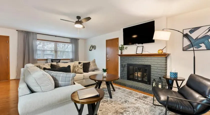 3 Bed 2 Bath Home w 2 Car Garage & Fitness Room - Image 1