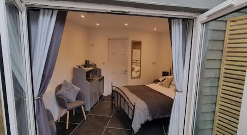 The Den - A modern, quirky, self contained unit - Image 1