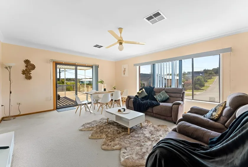 Cheerful House at Redhead - Beaches, BBQ - Image 1