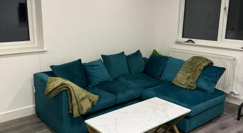 Spacious 3BR Stay Near Heathrow and Central London - Image 1