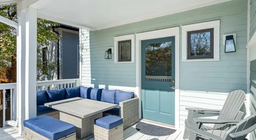 Two Decks to Enjoy Walk to 5 Points Faves Garage Close to Dining and Bars Board Games 10 Mins to Broadway 24 Hour Hospitality - Image 1