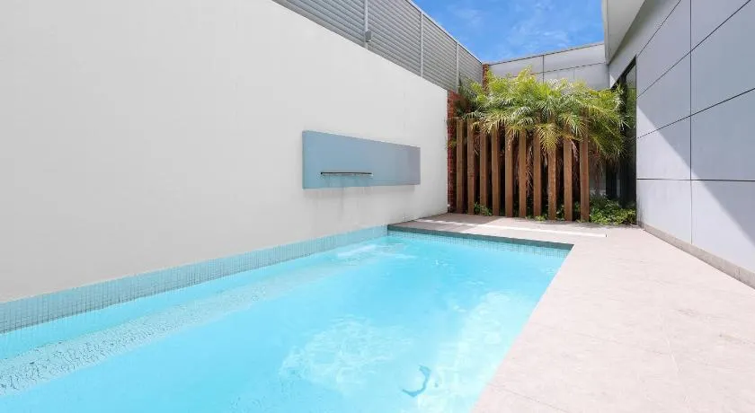 Frankie Luxury pool house Geelong Sleeps 12 Close to GMHBA cafes restaurants shops schools - Image 1