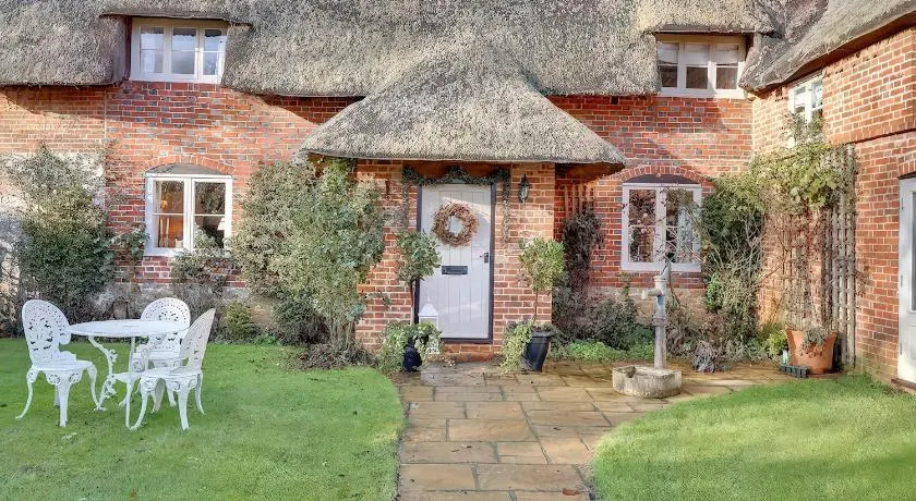 Lake Cottage - Image 1