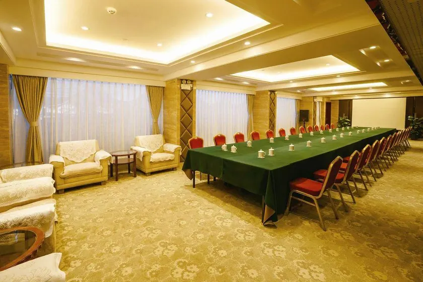 Huanghe Hotel - Image 1