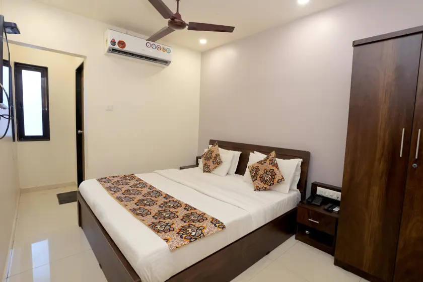 Hotel Blue Leaf - Image 1
