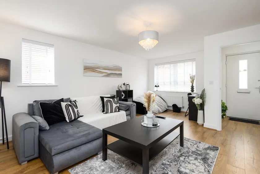 Spacious 3 Bedroom House In Canterbury with Garden and Driveway - Sleeps 7 - Image 1