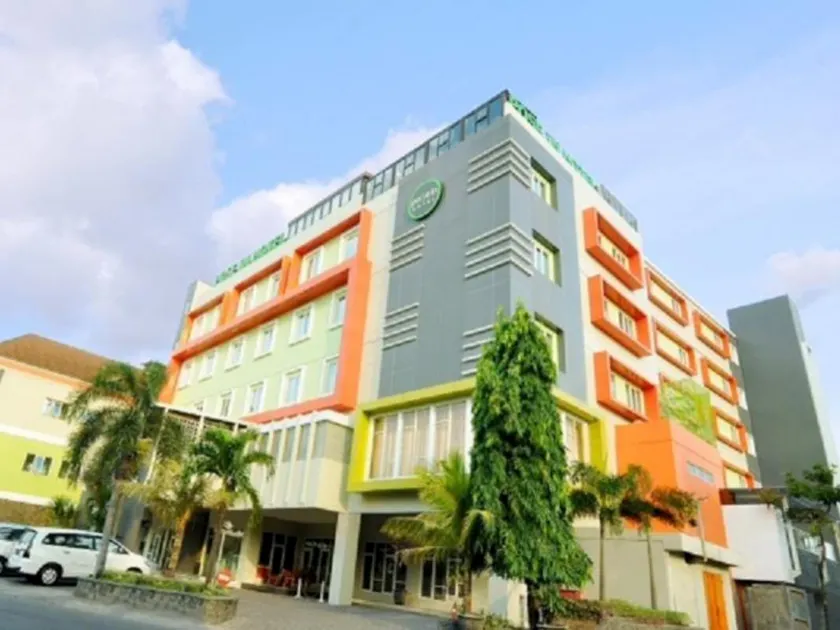 Pose In Hotel Solo - Image 1