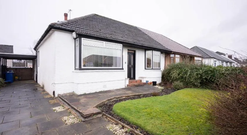 Spacious Home 10 mins to Airport & Braehead - Pass the Keys - Image 1