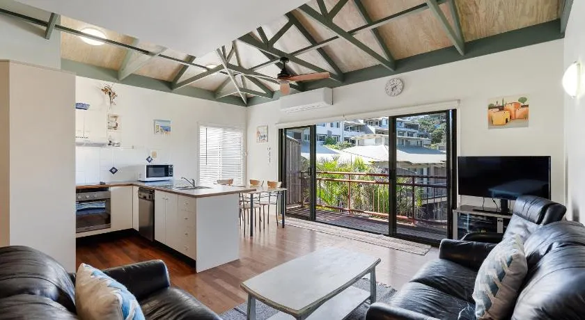 BEACHBREAK - 100m to beach - sleeps 6 - Image 1
