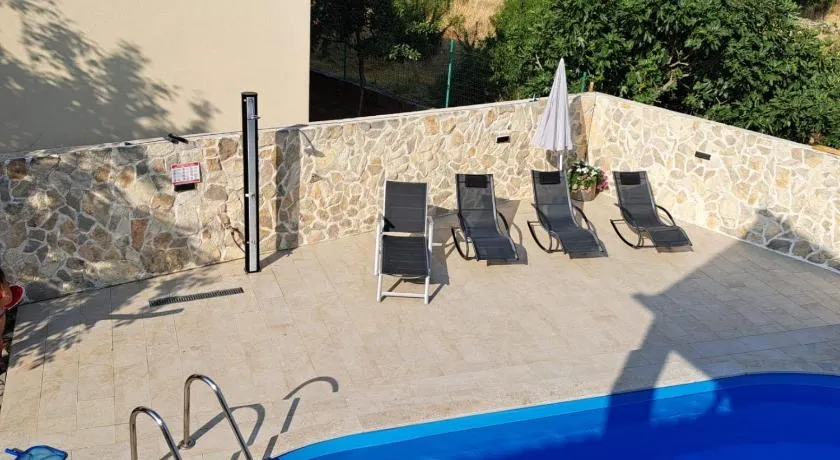 Iva apartman sa bazenom - Image 1