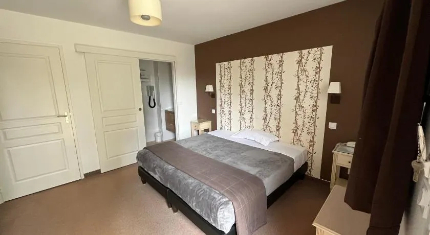 Logis Hotel-Restaurant "Auberge Le Petit pont" - Image 1