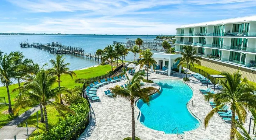 Harbor Island Beach Club - Luxury Waterfront Apartments with Views Pool Dock Private Beach Access - Image 1