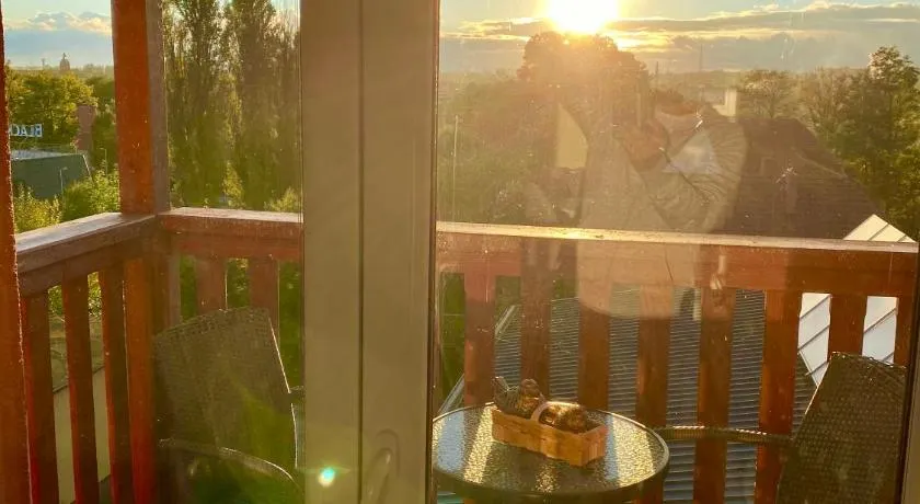 LAS SŁUPSKI PREMIUM PANORAMIC APARTAMENT A8 -- Salon balkon widok fotel masaż - - Smart TV55 Wifi Netflix pełna kuchnia -- sypialnia -- salon kąpielowy z TV i dwuosobowa wanna -- wysoka jakość za niską cenę -- zapraszamy - Image 1