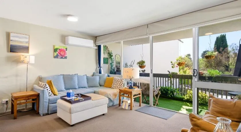 Stylish 2-Bed Apartment Near Kingston Foreshore - Image 1