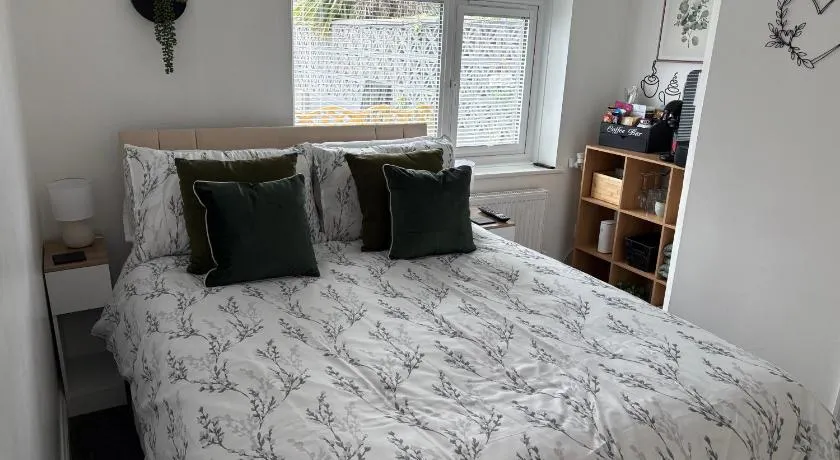 The Snug Guestroom Poole - Image 1