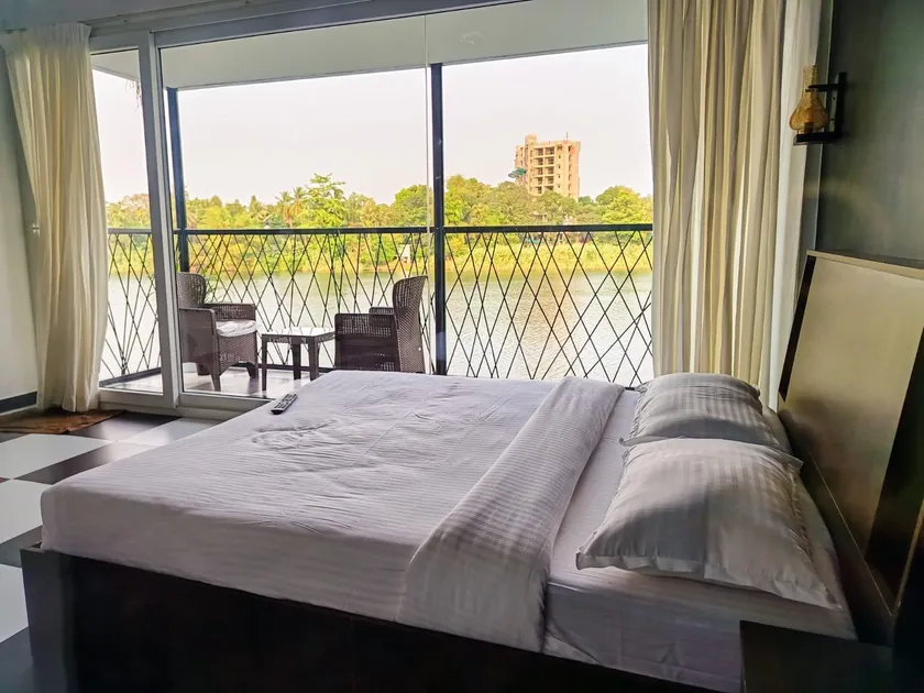 Amazing riverside 2bedroom property - Image 1