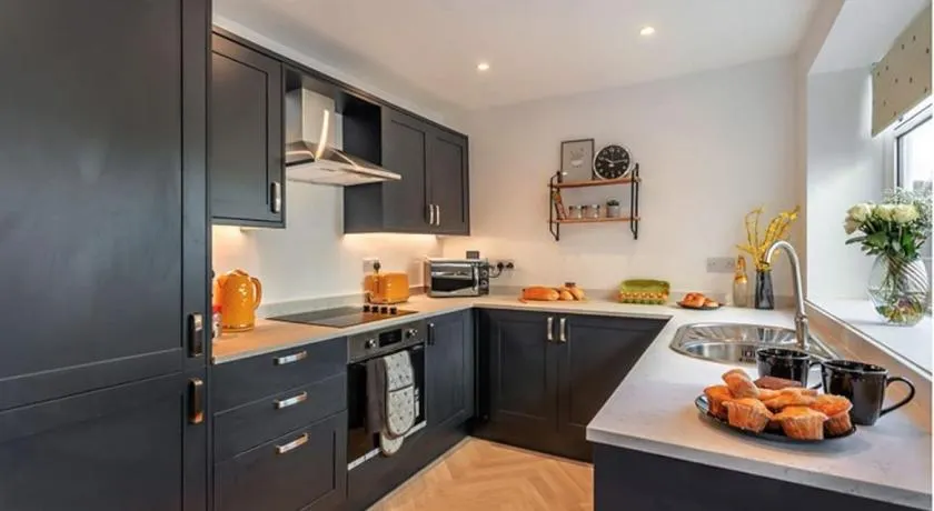 HG1- 4 bed house - Image 1