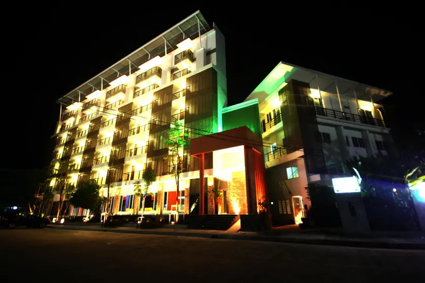 Twin Hotel - Image 1