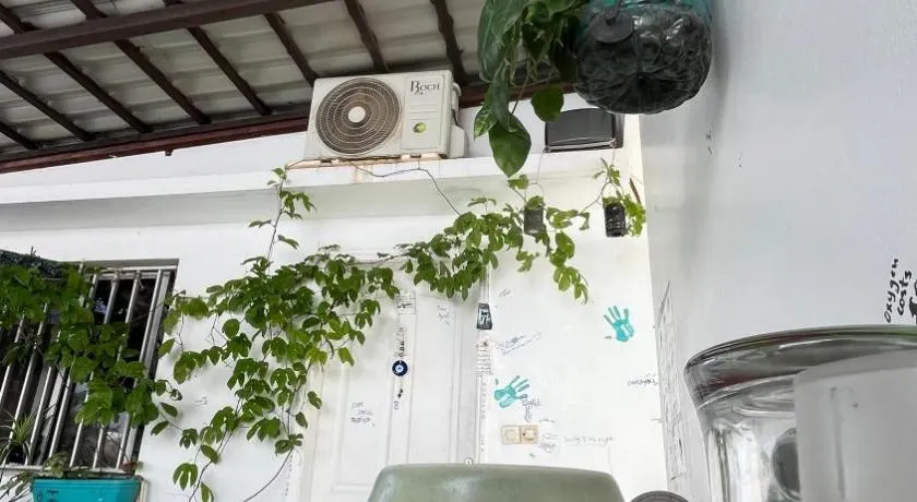 Tropicali ⁿᵉᵃʳ ⁿᵍᵒʳ ᵇᵉᵃᶜʰ ᵃⁿᵈ ⁱˢˡᵃⁿᵈ - Image 1