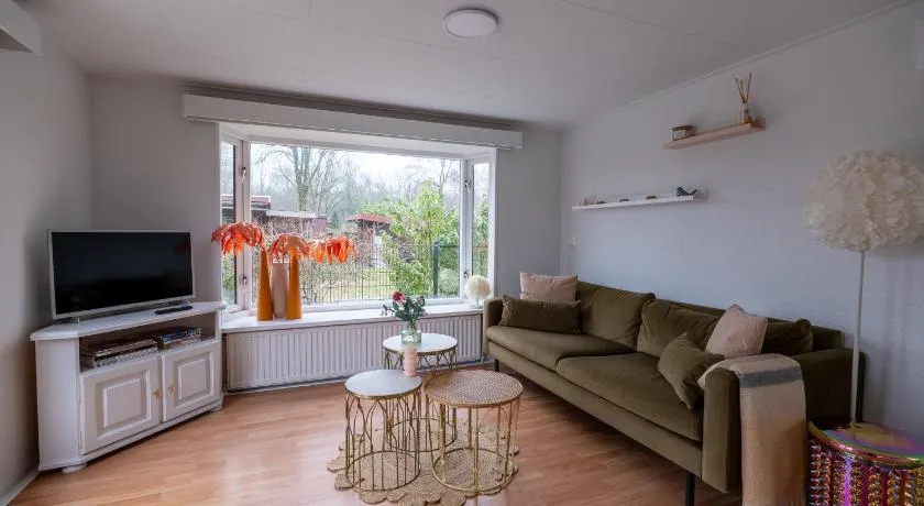 Gezellig chalet met 2 slaapkamers en zicht op het water - Image 1