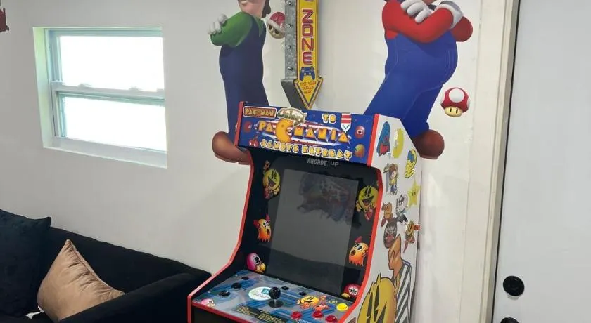 Miramar Retreat Arcade Game Room King Bed 25 Min to Hollywood Beach - Image 1