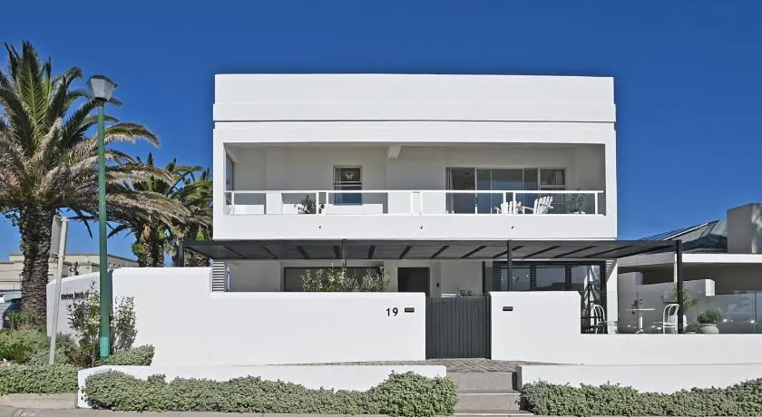 19 Beach Road - Image 1