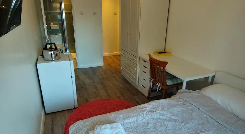 Self Contained, Double Bed Studio, private kitchen, private Bath, Walking distance to Harry Potter - Image 1