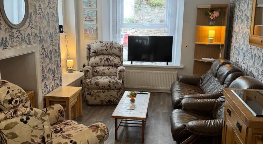 Large, Sleeps 7, 2 baths, Parking, Train, Tamar Bridge, Saltash - Image 1