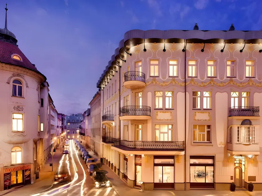 Roset Hotel & Residence - Image 1