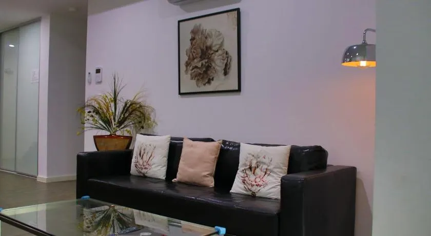 Elegant Design 2 Bed 2 Bath Apartment In Liverpool - Image 1