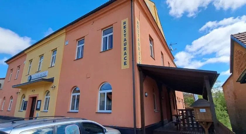 Hostinské pokoje nad restaurací Košetice se společnou koupelnou, WC a kuchyňkou - Image 1