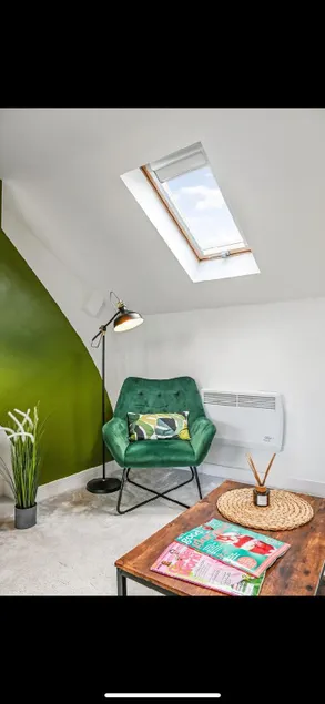 Executive 1 bed apt close to Cardiff city centre FREE parking quiet workspace fast internet - Image 1