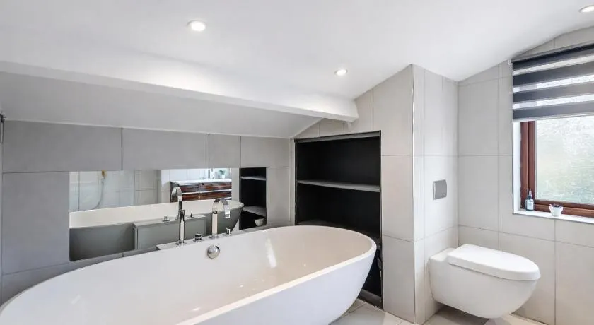 MEDWAY VIEW LUXE HOUSE in Maidstone City Centre with Parking - Image 1