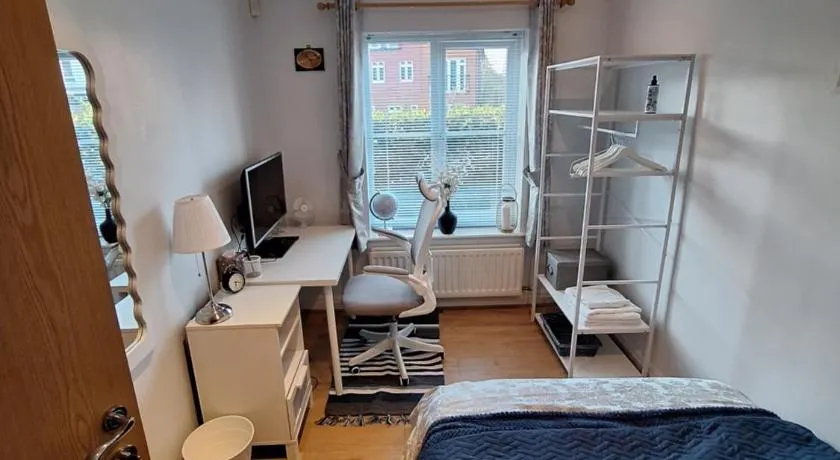 Cosy Gated Room with Free Secure Parking Private Bathroom - Image 1