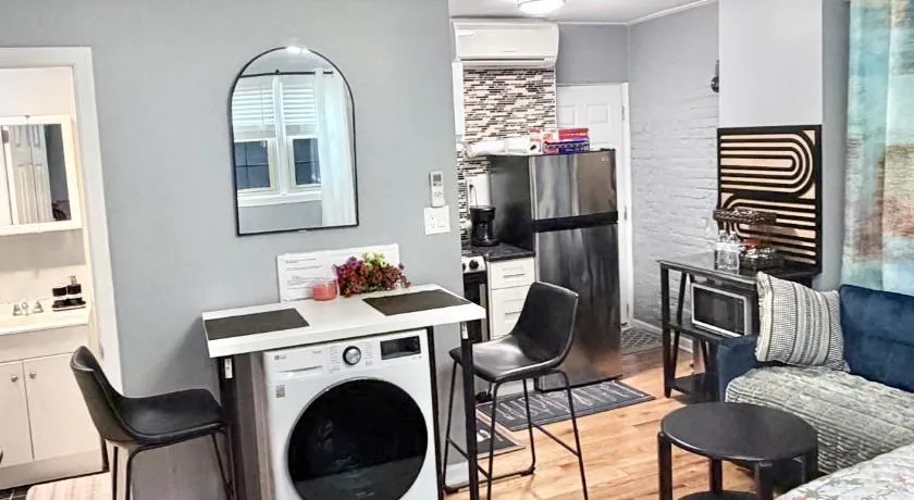 Entire rental studio unit in Queen Village Philly - Image 1