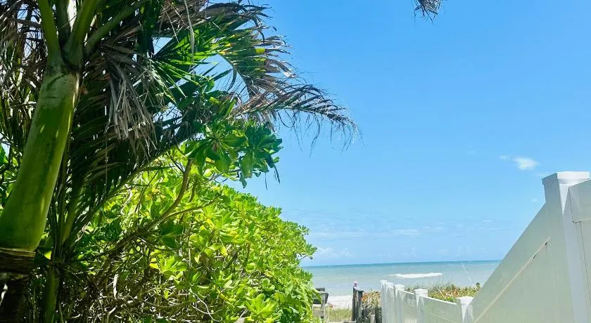 Steps to Sand - Free Parking - No Crowds - Grill - Image 1