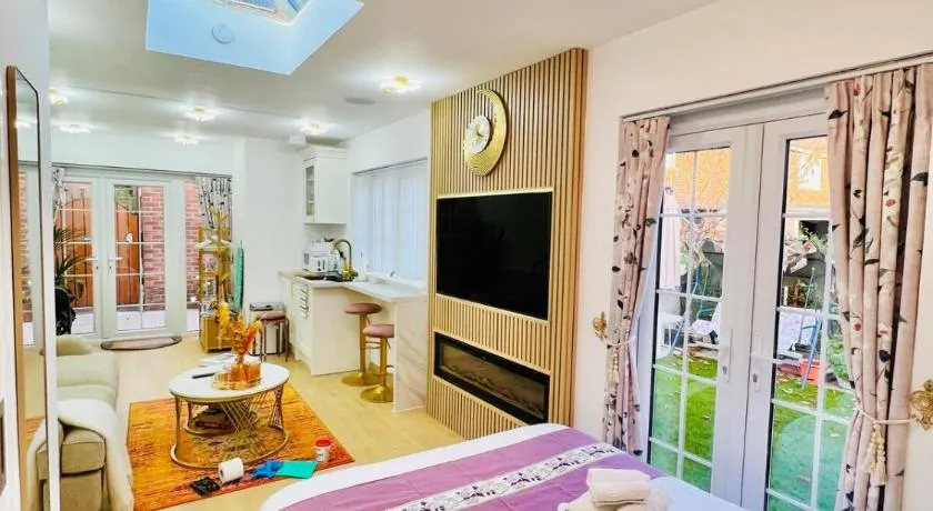 Hayaat Cottage, Cosy New Studio, great London link - Image 1