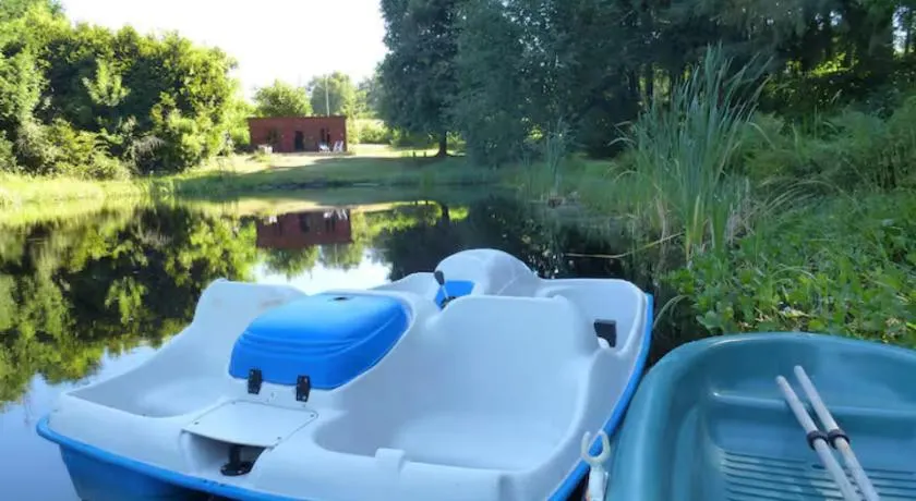 Cabane Limousine au bord d'un étang - Image 1