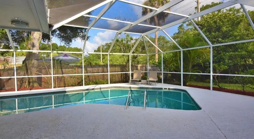 Clematis House near Arlington Park with Heated Pool - Image 1