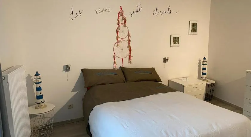 Spacious apartment in Charleroi 100 m² with parking 5 ppl - Image 1