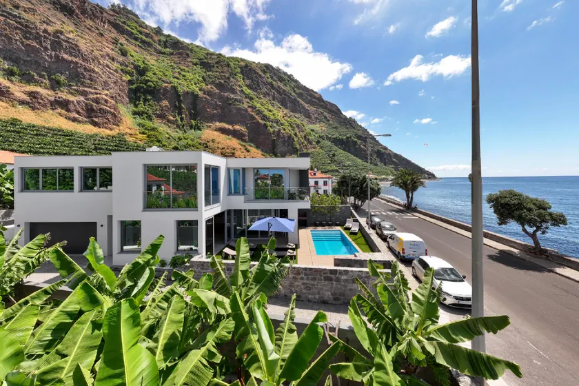 Premium villa on the Madalena seafront|BeachFront - Image 1